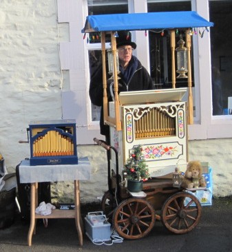 Organ grinder at work