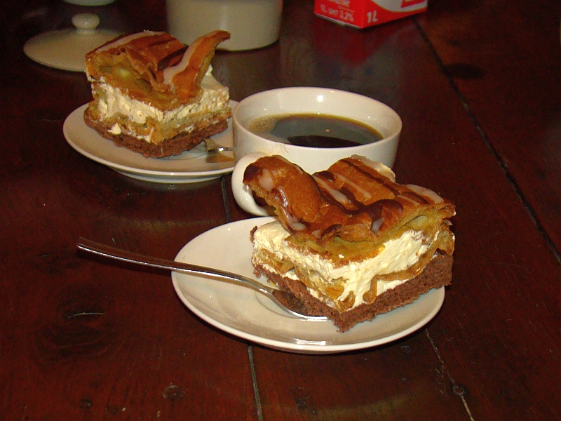 01128_Karpatka_cake,_Sanok_2011