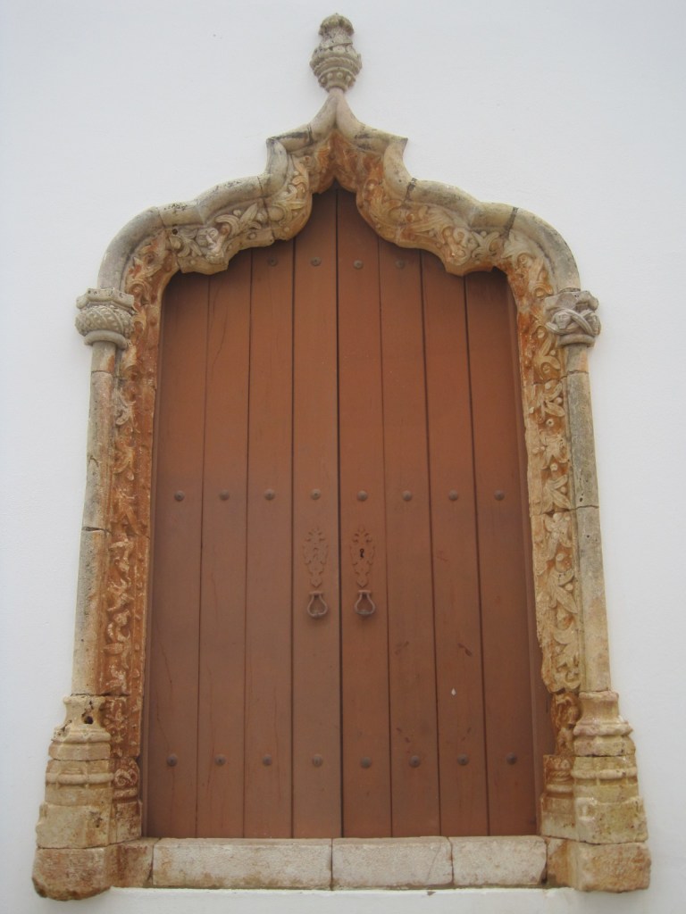 Manueline doorframe of the Igreja da Misericordia
