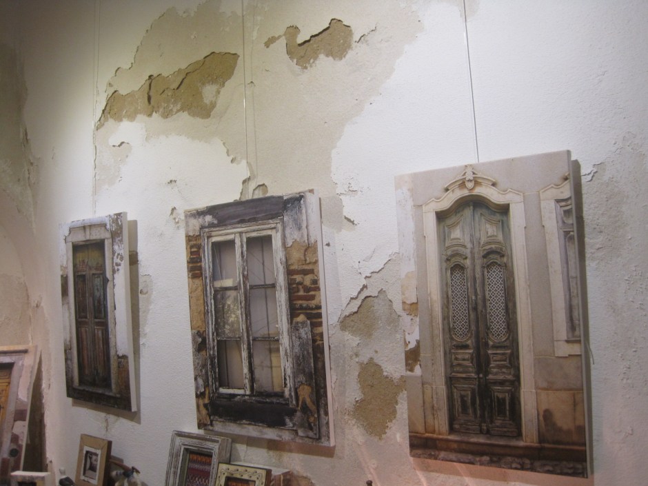 Canvas portraits of windows in Casa das Portas