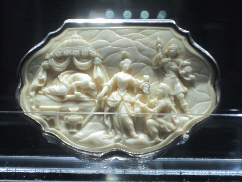 Snuff anybody? No thanks, but the case is stunning. 