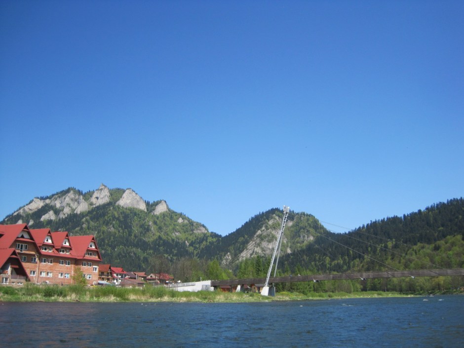 With Trzy Korony (Three Peaks) visible on the Polish shore
