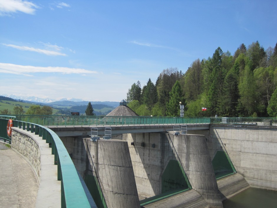 Can you see the snowy peaks in the distance?