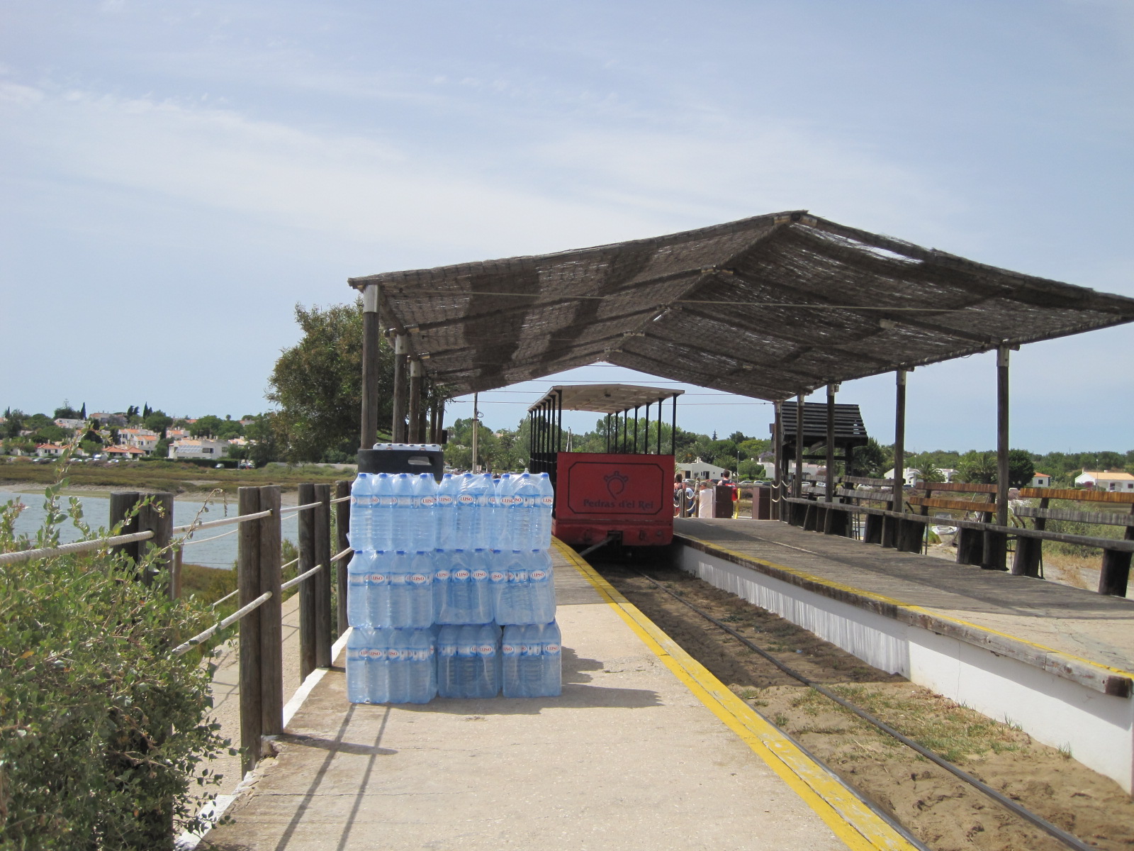 It carries water, beer and anything else the ilha needs