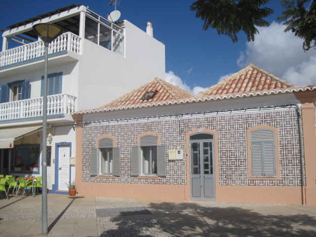 A typical house on Duarte Pacheco, next to a cafe