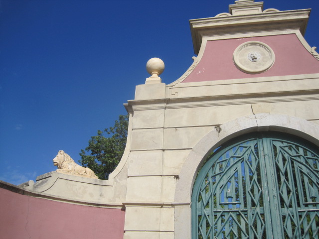The side gate to the palace