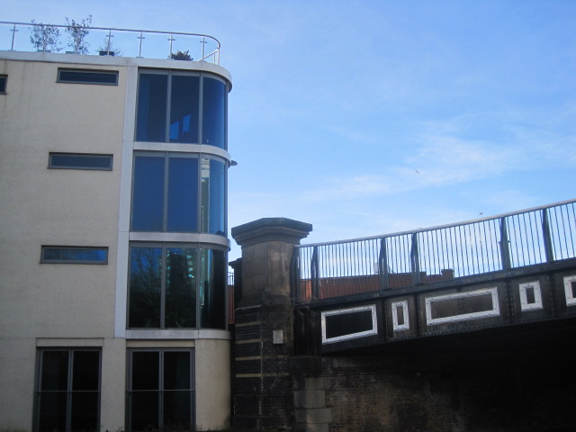 Super smart canalside living