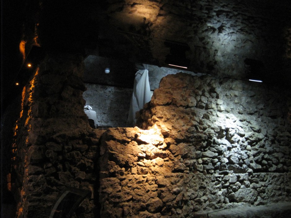 Between the solid walls of an underground world