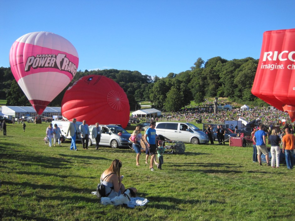 Look Mum! I'm surrounded by balloons!