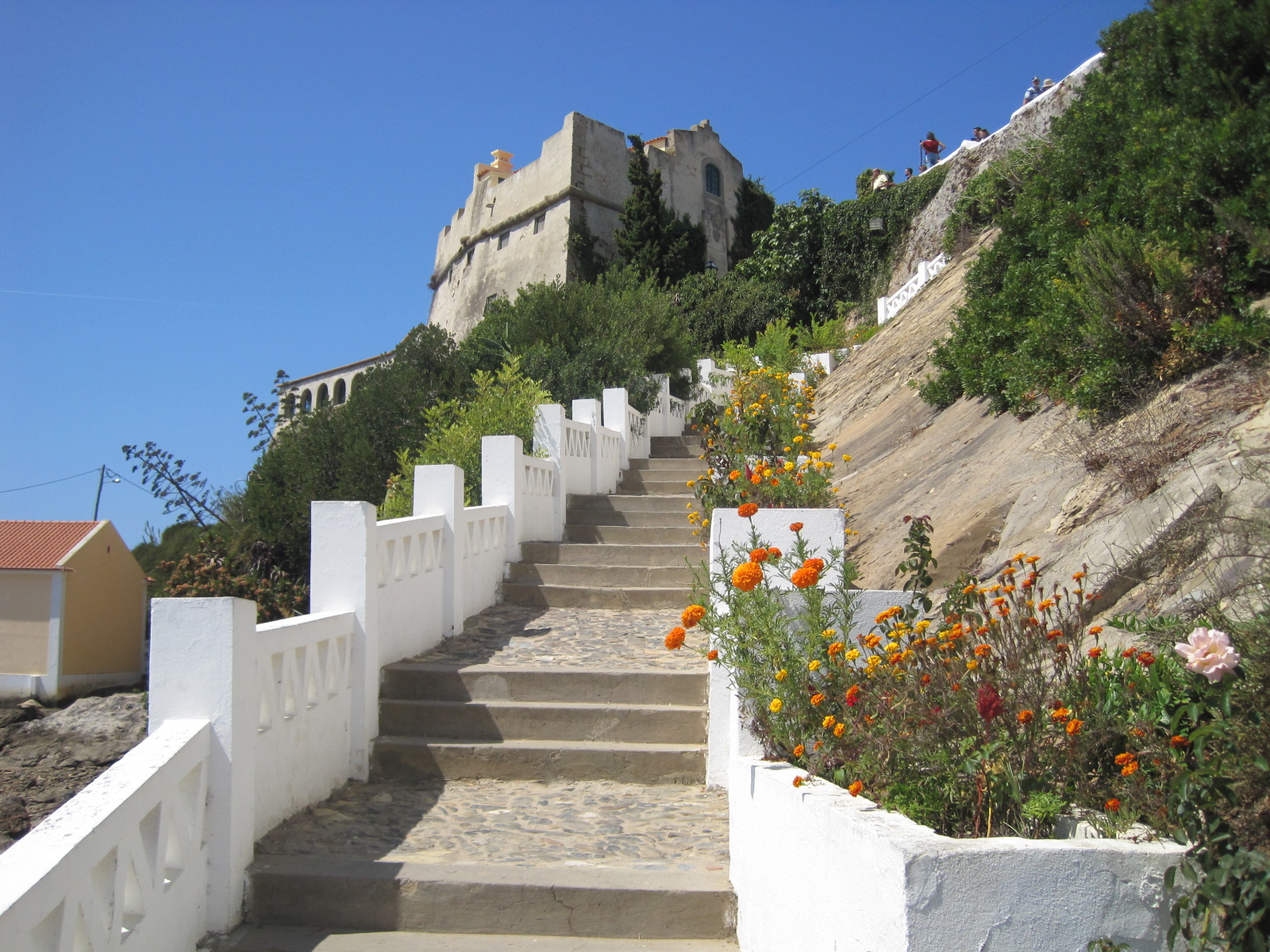 Time to mount the steps back to the castelo