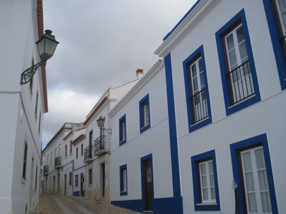 Such a typical Portuguese street!