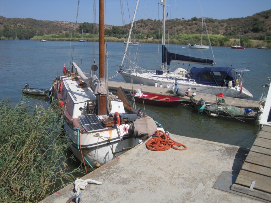 The tiny harbour at Laranjeiras